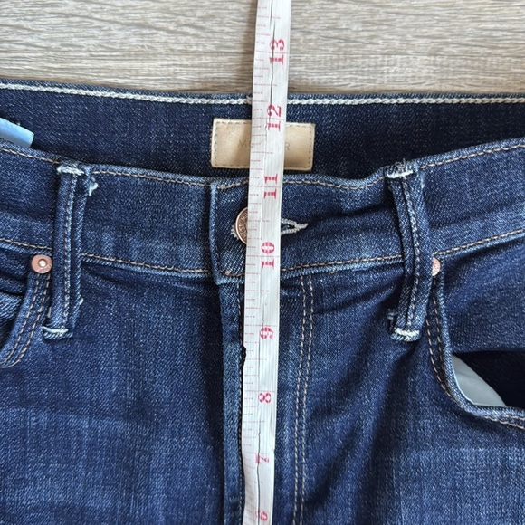 Mother Denim The Cha Cha Fray in Clean Sweep 27 - Picture 7 of 12